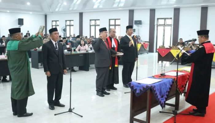 Pengucapan Sumpah / janji Pimpinan DPRD Kota Gunungsitoli Masa Jabatan 2024-2009