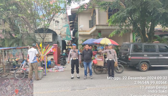 Personil Sat Lantas Polres T.Balai Atur Arus Lalulintas Di Depan Gereja Saat Ibadah Minggu