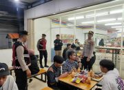 Masyarakat Senang Polri Hadir Saat Masyarakat Menikmati Malam Weekend.