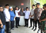 ‎Bupati Ayahwa Tempel Stiker Nomor Telpon Penting Secara Simbolis di Rumah Warga Aceh Utara