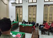 Gawat!!! Walaupun Sudah Masuk Penjara, Oscar Sebayang Terlihat Cengar Cengir Saat Persidangan Tampa Memakai Baju Tahanan, Korban Minta Terdakwa Dihukum Seberat Beratnya