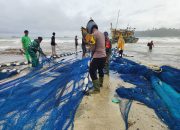 Kapal Nelayan Terdampar Di Pantai Lafakha 