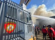 Polres  Lhokseumawe Kerahkan Personel  Dalam Kebakaran Gedung Es Krim Aice Untuk Padamkan Api