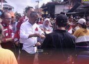 Bupati Nias Bagikan Bendera Merah Putih