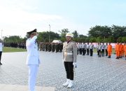 Momen Wakil Bupati Aceh Timur Saat Salami Komandan Upacara Usai Pimpin Penurunan Bendera HUT Ke 80 Kemerdekaan RI