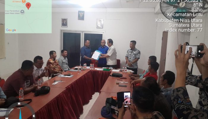 Agus Hulu mewakili Gerakan Masyarakat Nias Utara (Granat) menyampaikan 10 tuntutan kepada wakil Bupati Nias Utara Dan Ketua DPRD Nias Utara