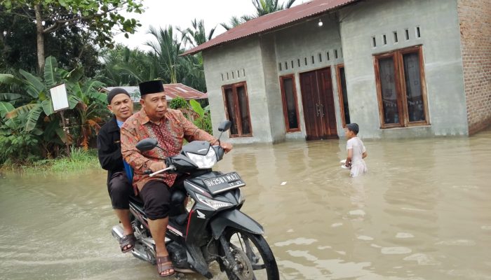Penghulu Pantai Cermin Menembus Banjir  Demi Akad Suci Kedua Pengantin