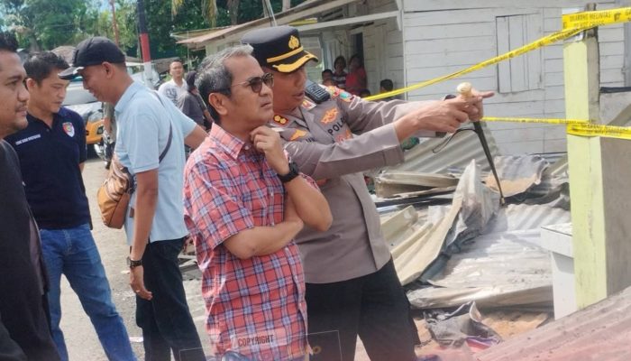 Bupati Nias Tinjau dan Serahkan Bantuan Kepada Korban Kebakaran