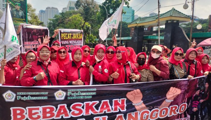 Perbedaan Perlakuan Dengan Amsal Puja kesuma Minta Toni Aji Dibebaskan, Ada Kompol (P) Trila Murni di Aksi Demo, Pagar Pengadilan Digoyang Jalan Diblokir