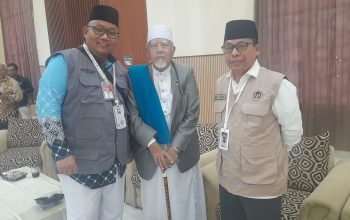 KH Zulfikar Hajar.Lc.  Didampingi Kanwil Kemenhaj Sumut Dr.H.Zulfikar Sitorus  Sampaikan Kloter 01 Calhaj Suumut  Disambut Pejabat Arab Saudi Dengan Iringan  Marhaban Dan Tepung Tawar 