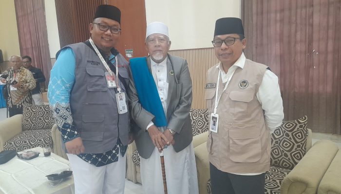 KH Zulfikar Hajar.Lc.  Didampingi Kanwil Kemenhaj Sumut Dr.H.Zulfikar Sitorus  Sampaikan Kloter 01 Calhaj Suumut  Disambut Pejabat Arab Saudi Dengan Iringan  Marhaban Dan Tepung Tawar 