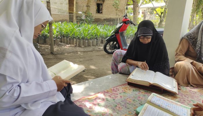 Sentuhan Spiritual Penyuluh Agama Sipispis, Dampingi Ibu – Ibu Lansia Belajar Al Qur’an