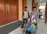Kabid Keamanan Embarkasi Medan AKBP.H Herwansyah,Dorong Jamaah Lansia Menuju Aula Madinatul Hujjaj