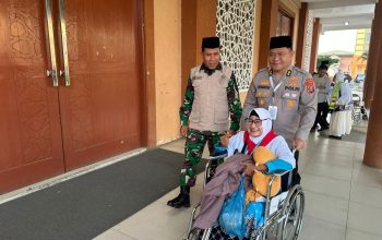 Kabid Keamanan Embarkasi Medan AKBP.H Herwansyah,Dorong Jamaah Lansia Menuju Aula Madinatul Hujjaj