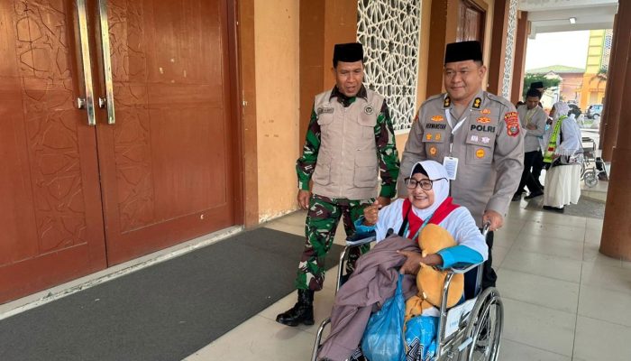 Kabid Keamanan Embarkasi Medan AKBP.H Herwansyah,Dorong Jamaah Lansia Menuju Aula Madinatul Hujjaj