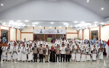 Kakanwil Kemenhaj Sumut Dr.H Zulkifli Sitorus.MA  Lepas Kloter Terakhir (17)  Embarkasi Medan, Ingatkan Jemaah Patuhi Peraturan Di Tanah Suci, Jaga Kesehatan Dan Jalankan Ibadah Dengan Baik.