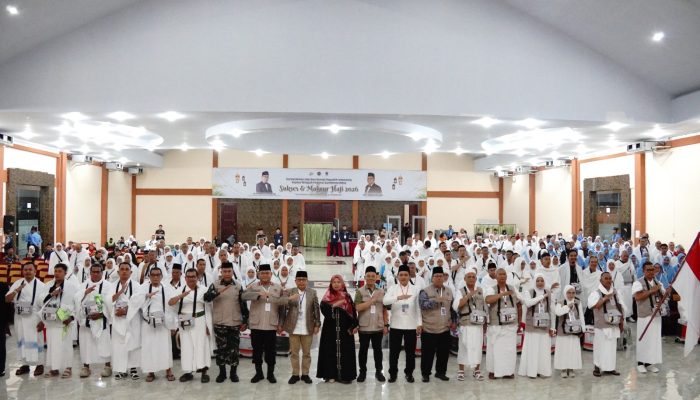 Kakanwil Kemenhaj Sumut Dr.H Zulkifli Sitorus.MA  Lepas Kloter Terakhir (17)  Embarkasi Medan, Ingatkan Jemaah Patuhi Peraturan Di Tanah Suci, Jaga Kesehatan Dan Jalankan Ibadah Dengan Baik.