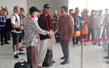 Bupati Simeulue Sambut Wisatawan Mancanegara di Bandara Lasikin, Dorong Pariwisata dan Pelestarian Budaya