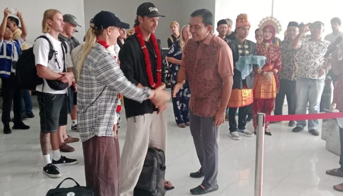 Bupati Simeulue Sambut Wisatawan Mancanegara di Bandara Lasikin, Dorong Pariwisata dan Pelestarian Budaya