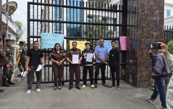 Aliansi Mahasiswa  Dan Pemuda Anti Korupsi K Sampaikan Temuan BPK Terhadap Penggunaan Anggaran PT PSU Didepan Kejatisu