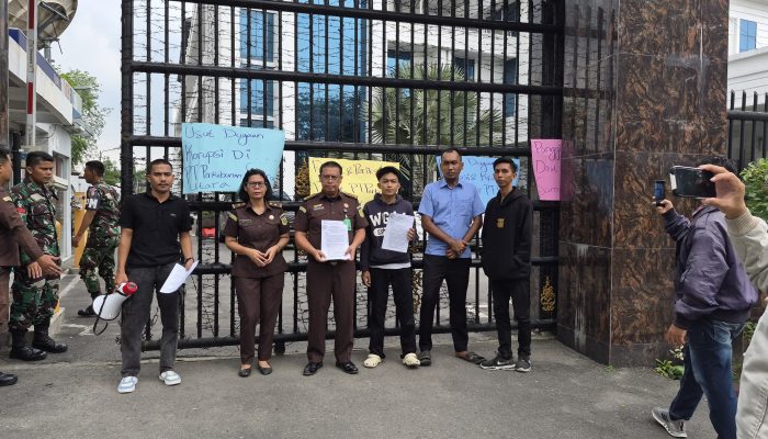 Aliansi Mahasiswa  Dan Pemuda Anti Korupsi K Sampaikan Temuan BPK Terhadap Penggunaan Anggaran PT PSU Didepan Kejatisu