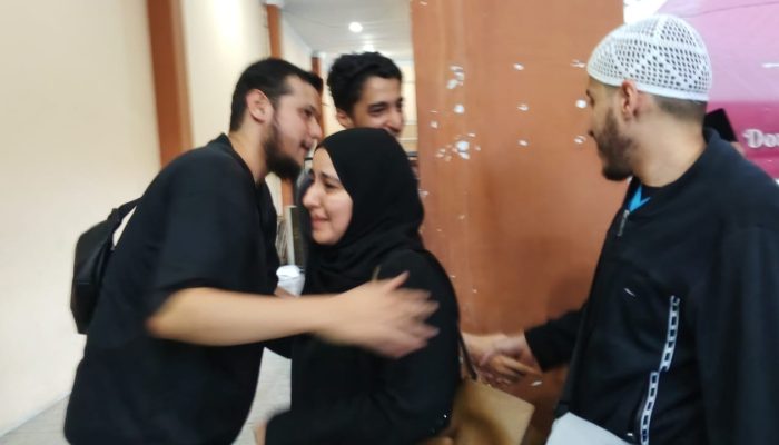 Kloter 3 Deberkasi Medan Di sambut Hujan Deras,  Azmi Hedra Sambut Kepulangan Abah, Umi, dan Lima Adik Usai Tunaikan Ibadah Haji