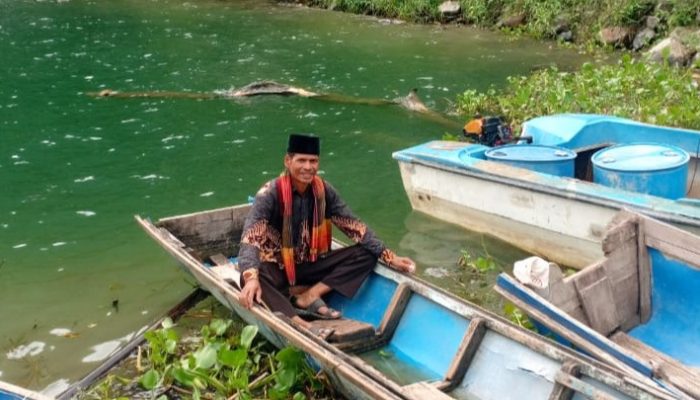 Dedikasi Ali Pakpahan, Seberangi Danau Toba Demi Penyuluhan Agama di Desa Sibaruang
