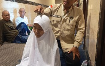 Pembimbing Ibadah KNO 13 Berikan Terapi Gratis kepada Jemaah Haji dengan Alat Barqun