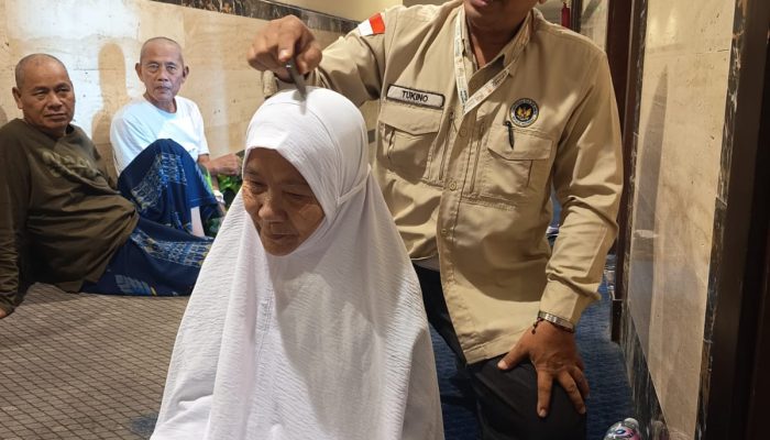 Pembimbing Ibadah KNO 13 Berikan Terapi Gratis kepada Jemaah Haji dengan Alat Barqun