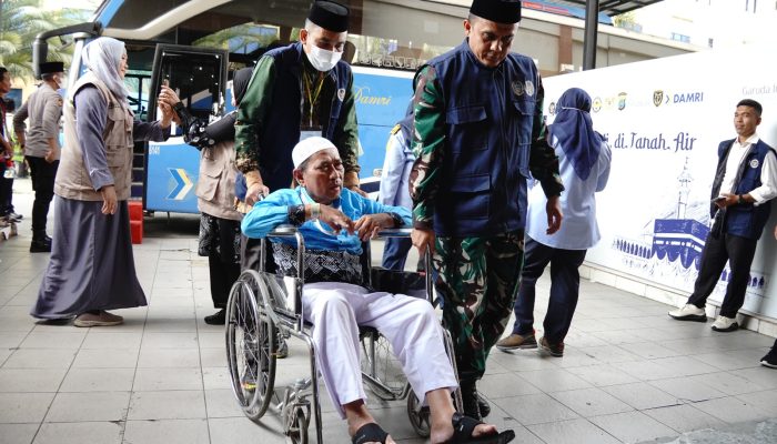 Bupati Labura Dan Bupati Labuhan Batu Sambut 358 Jemaah Haji Kloter 13 Di Aula Madinatul Hujjaj Asrama Haji Kelas l Medan Debarkasi Medan
