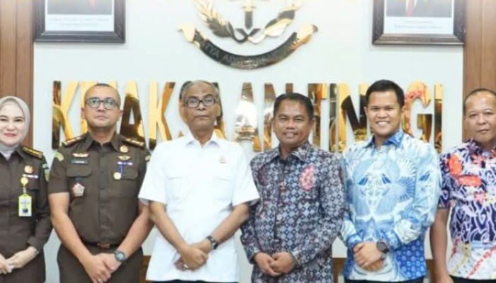 Kajatisu Muhibuddin SH.MH Terima Kunjungan Silaturahmi Bupati Serdang Bedagai H.Darma Wijaya Dan Sekda Sergei Di Dampingi PLH Kajari Sergai