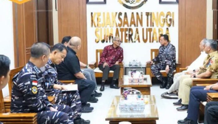Kejatisu Muhibuddin.SH.MH Terima Kunjungan Kerja Komandan Kodaeral l Belawan Laksamana Muda TNI Deny Septiana .SIP.MAP