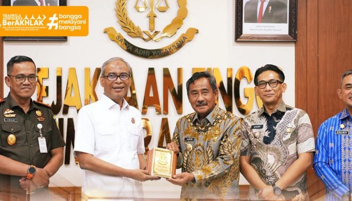 Wali Kota Binjai Drs.Amir Hamzah  Dan Kajari Binjai Dr.Iwan Setiawan.SH.M.Hum Audensi Dengan Kepala  Kejaksaan Tinggi Sumut Muhibuddin.SH.MH