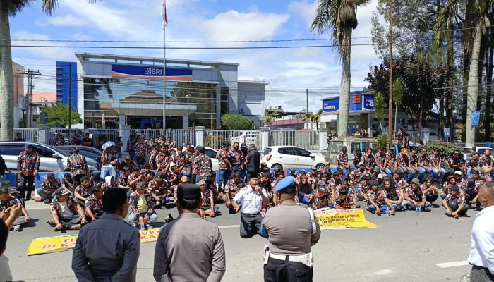 Kasus Penyerangan Kantor Markas Cabang Laskar Merah Putih ( LMP ) kabupaten Karo Mandek Hampir Setahun, Ratusan Massa Geruduk Polres Tuntut Keadilan