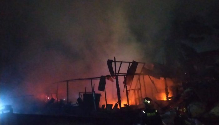 Akibat Konslet Arus Listrik , Pengusaha Barang Bekas  Ludes Dilalap Si Jago Merah .