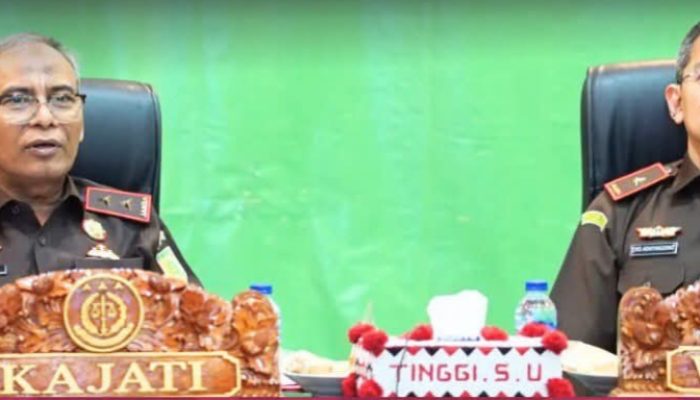 Kajati Sumut Muhibuddin.SH.MH Didampingi Wakajati Eko Adhyaksono,SH.,MH bersama Aspidum Suhendri, SH.,MH Saat Memimpin Ekspos RJ Secara Virtual Di Kejari Deli Serdang