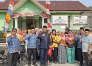 KUA Bilah Hulu Semarakkan HUT RI ke-81 dengan Berbagi Bendera dan Minyak Goreng kepada Masyarakat