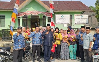 KUA Bilah Hulu Semarakkan HUT RI ke-81 dengan Berbagi Bendera dan Minyak Goreng kepada Masyarakat