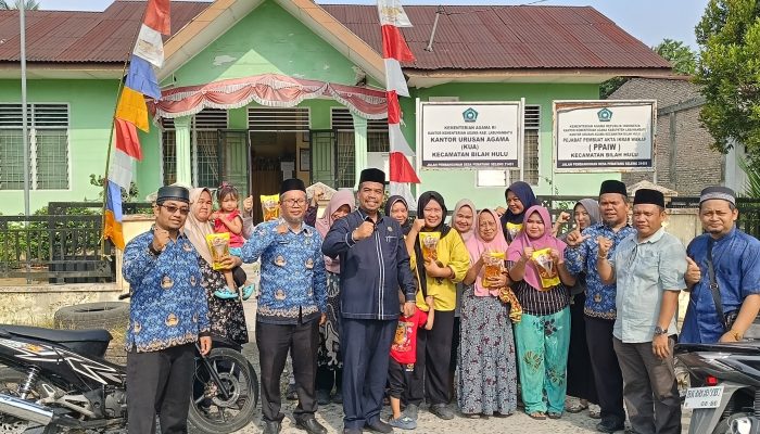 KUA Bilah Hulu Semarakkan HUT RI ke-81 dengan Berbagi Bendera dan Minyak Goreng kepada Masyarakat