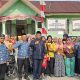 KUA Bilah Hulu Semarakkan HUT RI ke-81 dengan Berbagi Bendera dan Minyak Goreng kepada Masyarakat