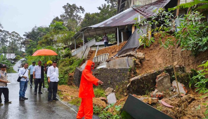 Camat Mau Gerak Cepat Tinjau Lokasi Longsor Di Ma’u