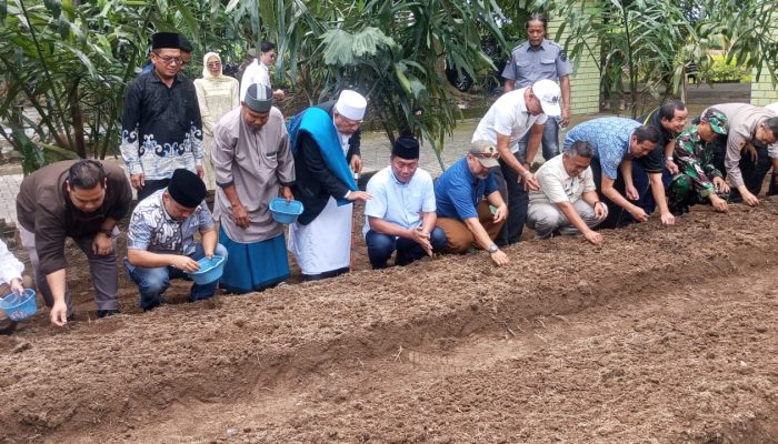 Sugiat Santoso Apresiasi Ponpes Al Hidayah Sei Mencirin Tanam 20 Hektar Bawang Merah 
