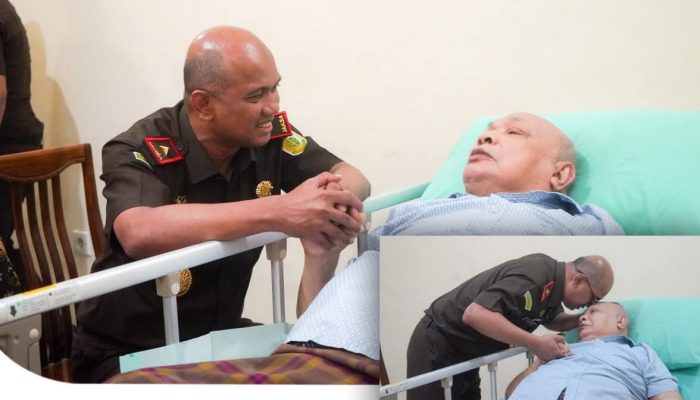 Kepala Kejaksaan Tinggi Aceh Teuku Rahmatsyah.SH.MH.M.Kn Dan Ketua IAD,Jenguk Mantan Kajati Aceh H.T.Zakaria SH.MH Yang Sedang Sakit Di RSU Harapan Bunda Aceh