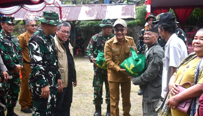 Pembukaan TMMD ke-130 di Nias, Satgas Luncurkan Bakti Sosial Pembagian Paket Sembako