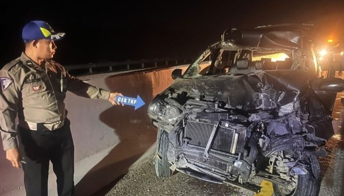 Kecelakaan di ruas Tol Tebing Tinggi – Medan, SUV Veloz tabrak bagian belakang truk.